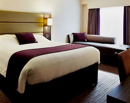 Premier Inn Premier Inn Heathrow Airport Terminal 4 Стэнвэлл Экстерьер фото
